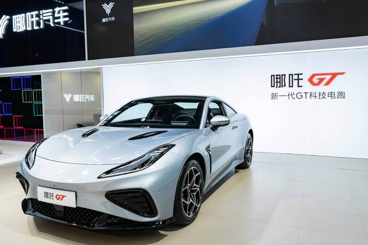 重庆210哪吒汽车在智能汽车领域的表现，领途汽车在新能源汽车市场中的影响力